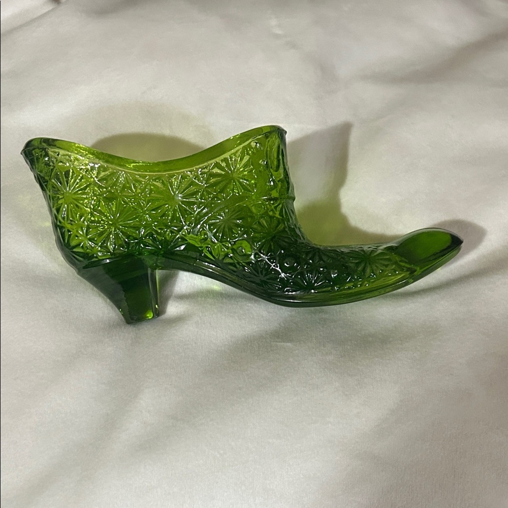 Fenton Art Glass shoe in green Daisy & Button pattern - Picture 2 of 8